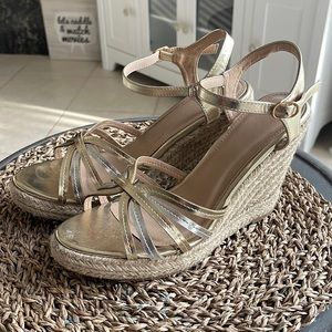 Unbranded Size 8 1/2 Gold and Silver Dualtoned Wedge Platform Heels